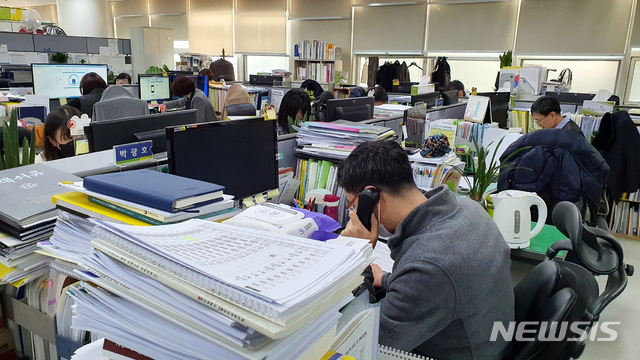 [광주=뉴시스]맹대환 기자 = 광주시청 공무원들이 27일 사무실에서 광주지역 신천지교회 신도 전수조사를 하고 있다. 2020.02.27mdhnews@newsis.com