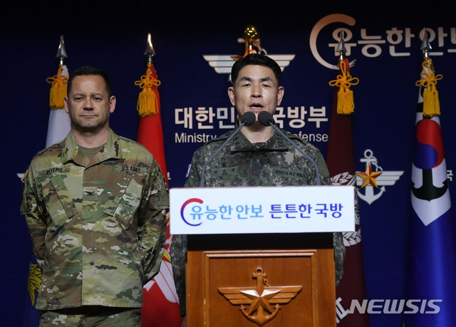 [서울=뉴시스]사진공동취재단 = 합참 공보실장 김준락 대령이 27일 오전 서울 용산구 국방부에서 신종 코로나바이러스 감염증(코로나19) 확산으로 인한 한미연합군사훈련 연기에 대한 브리핑을 하고 있다. 왼쪽은 한미연합사 공보실장 피터스 대령. 2020.02.27.&nbsp; photo@newsis.com