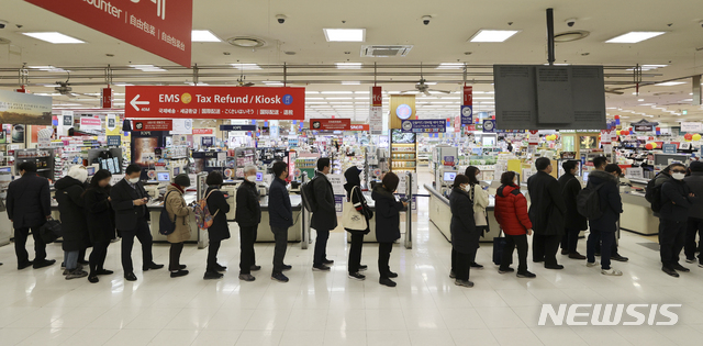 [서울=뉴시스]최진석 기자 = 신종 코로나바이러스 감염증(코로나19) 확산 우려가 이어지고 있는 27일 오전 서울 중구 롯데마트 서울역점에서 고객들이 마스크 구입을 위해 줄지어 기다리고 있다. 2020.02.27.&nbsp; myjs@newsis.com