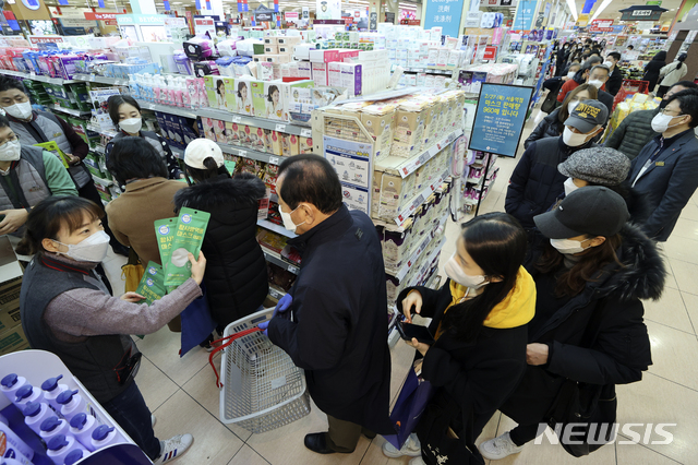 [서울=뉴시스]최진석 기자 = 신종 코로나바이러스 감염증(코로나19) 확산 우려가 이어지고 있는 27일 오전 서울 중구 롯데마트 서울역점에서 고객들이 줄지어 마스크 구입을 하고 있다. 2020.02.27. myjs@newsis.com