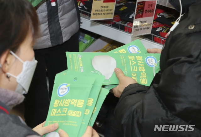 [서울=뉴시스]최진석 기자 = 신종 코로나바이러스 감염증(코로나19) 확산 우려가 이어지고 있는 27일 오전 서울 중구 롯데마트 서울역점에서 고객이 마스크를 한정 수량(1매입 5개, 3매입 2개) 만큼 구입하고 있다. 2020.02.27. myjs@newsis.com