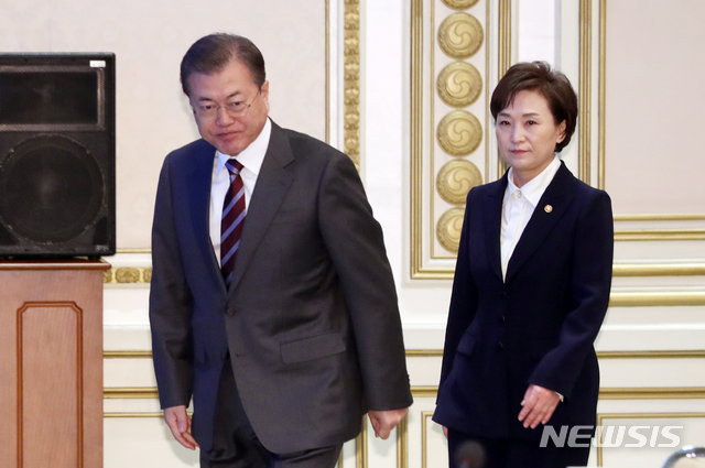 [서울=뉴시스]배훈식 기자 = 문재인 대통령과 김현미 국토교통부 장관이 27일 청와대 영빈관에서 열린 국토부와 해양수산부 업무보고에 참석하고 있다. 2020.02.27.&nbsp; dahora83@newsis.com