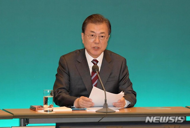 [서울=뉴시스]배훈식 기자 = 문재인 대통령이 27일 청와대 영빈관에서 열린 국토교통부와 해양수산부 업무보고에 참석해 발언하고 있다. 2020.02.27. dahora83@newsis.com