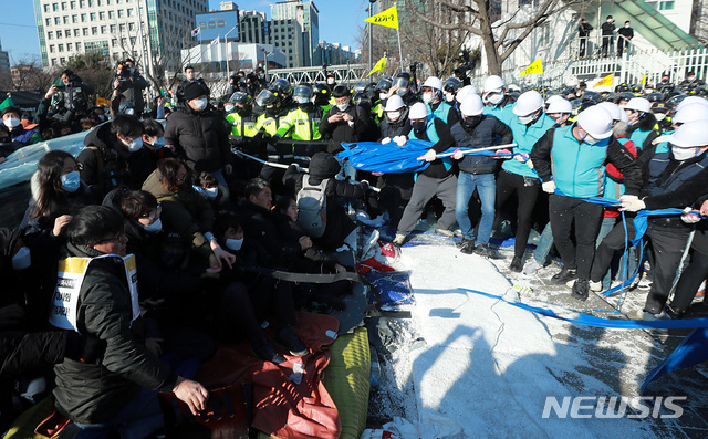 [서울=뉴시스] 이영환 기자 = 신종 코로나바이러스 감염증(코로나19) 확산 차단을 위한 행정대집행이 실시중인 27일 오전 서울 종로구 세종대로의 고 문중원 기수 시민대책위원회 천막농성장이 철거되고 있다. 2020.02.27.   20hwan@newsis.com