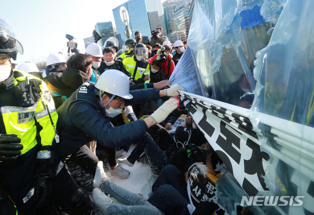 [서울=뉴시스] 이영환 기자 = 신종 코로나바이러스 감염증(코로나19) 확산 차단을 위한 행정대집행이 실시중인 27일 오전 서울 종로구 세종대로의 고 문중원 기수 시민대책위원회 천막농성장이 철거되고 있다. 2020.02.27.   20hwan@newsis.com