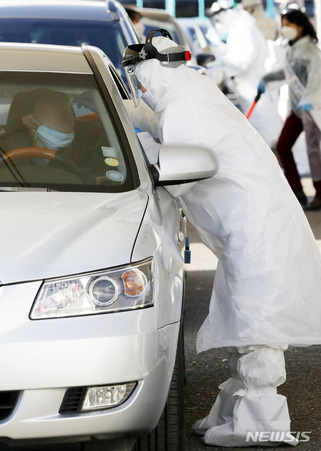[고양=뉴시스] 최동준 기자 = 시민이 27일 경기 고양시 주교동 내 공용주차장에 마련된 차에 탄 채로 검사받는 '드라이브 스루(Drive Thry)' 식 선별진료소인 '고양 안심 카 선별진료소'에서 신종 코로나바이러스 감염증(코로나19) 검사를 받고 있다. 2020.02.27. photocdj@newsis.com