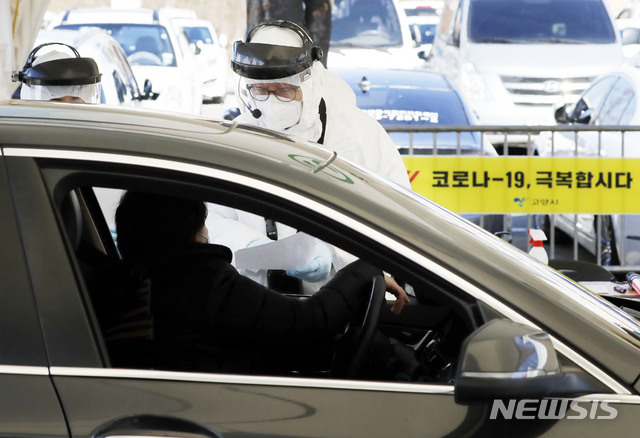 [고양=뉴시스] 최동준 기자 = 한 시민이 27일 경기 고양시 주교동 내 공용주차장에 마련된 차에 탄 채로 검사받는 '드라이브 스루(Drive Thry)' 식 선별진료소인 '고양 안심 카 선별진료소'에서 신종 코로나바이러스 감염증(코로나19) 검사를 받고 있다. 2020.02.27. photocdj@newsis.com