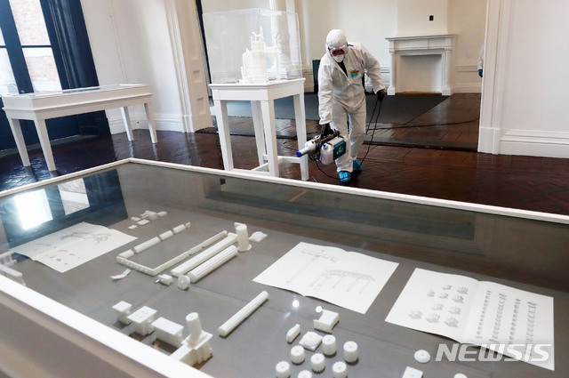 [서울=뉴시스]홍효식 기자 = 한국환경개발 관계자들이 27일 오전 서울 관악구 서울시립남서울미술관에서 신종 코로나바이러스 감염증(코로나19) 확산 방지 및 관람객들의 안전 예방을 위해 방역하고 있다.  2020.02.27. yesphoto@newsis.com