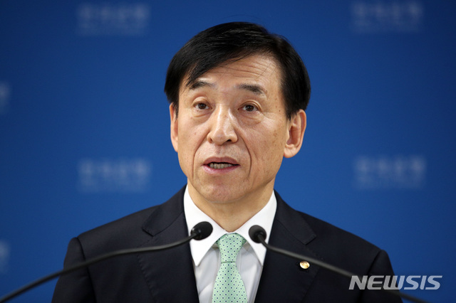 [서울=뉴시스]김근현 기자 = 이주열 한국은행 총재가 27일 오전 서울 중구 한국은행에서 열린 통화정책방향 기자간담회에서 발언하고 있다. 이번 기자간담회는 신종 코로나바이러스 감염증(코로나19) 확산에 따라 유튜브 생중계로 진행됐다. (사진=한국은행 제공) 2020.02.27. photo@newsis.com