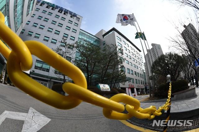 [서울=뉴시스]27일 특정 질병 발병 환자와 의료진 모두를 격리하는 코호트격리에 들어간 창원시 성산구 한마음창원병원 주변이 고요하다. (사진=경남도민일보 제공) 2020.02.27.&nbsp; photo@newsis.com