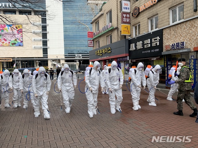 [서울=뉴시스]김근현 기자 = 육군 제50보병사단이 27일 오전 대구 대명로 일대 도로에서 신종 코로나바이러스 감염증(코로나19) 확산을 막기 위해 화생방 제독차량 1대를 이용해 제독 작전을 실시하고 방진복을 착용한 40여명의 장병들을 동성로 일대에 투입해 주변 건물방역 및 소독 작전을 실시하고 있다. (사진=제50보병사단 제공) 2020.02.27.photo@newsis.com