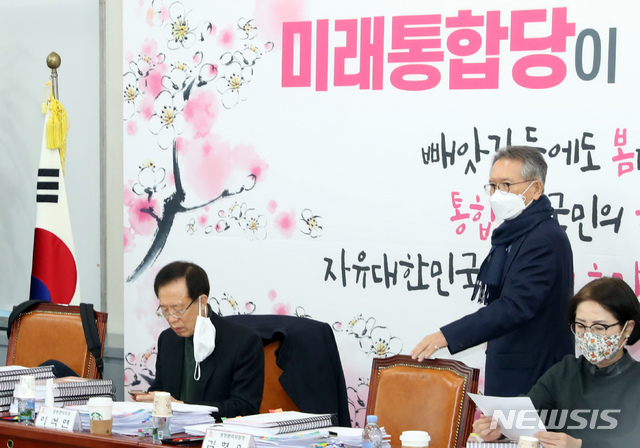 [서울=뉴시스] 고승민 기자 = 김형오 미래통합당 공천관리위원장이 27일 서울 여의도 국회에서 열린 공천관리위원회의에 참석하고 있다. 2020.02.27.kkssmm99@newsis.com