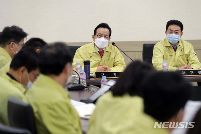 [서울=뉴시스]정순균 강남구청장이 27일 서울 강남구청 회의실에서 신종 코로나바이러스 감염증(코로나19) 대책 회의를 하고 있다. (사진=강남구 제공) 2020.02.27. photo@newsis.com