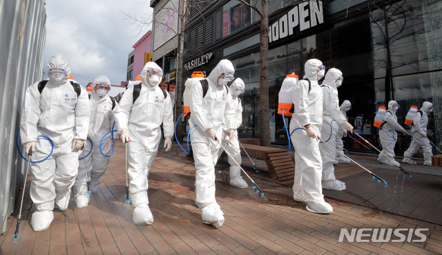 [대구=뉴시스] 이무열 기자 = 신종 코로나바이러스 감염증(코로나19) 확진자가 무더기로 급증하고 있는 27일 육군 제50사단 장병들이 대구 중구 동성로 일대에 투입돼 소독작전을 실시하고 있다. 2020.02.27.lmy@newsis.com