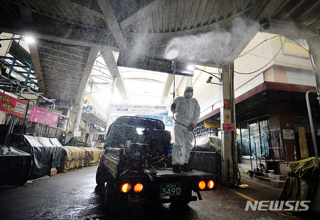 [대구=뉴시스] 이무열 기자 = 신종 코로나바이러스 감염증(코로나19) 확진자가 무더기로 급증하고 있는 27일 대구 중구 서문시장에서 코로나19 여파로 임시휴업을 한 중구 보건소 관계자들이 방역작업을 하고 있다. 2020.02.27.&nbsp; lmy@newsis.com