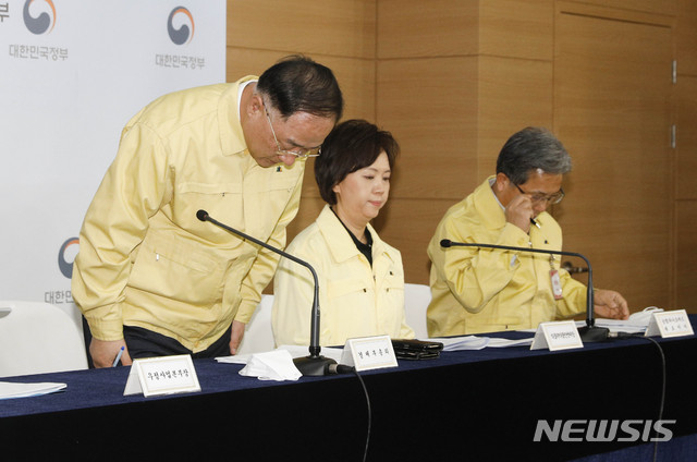 [서울=뉴시스] 박민석 기자 = 홍남기(왼쪽) 경제부총리 겸 기획재정부 장관이 27일 오후 서울 종로구 정부서울청사에서 열린 마스크 수급 안정 관련 긴급 합동브리핑을 시작하기 전 인사하고 있다. 2020.02.27. mspark@newsis.com