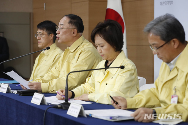 [서울=뉴시스] 박민석 기자 = 홍남기(왼쪽 두번째) 경제부총리 겸 기획재정부 장관이 27일 오후 서울 종로구 정부서울청사에서 열린 마스크 수급 안정 관련 긴급 합동브리핑에 참석해 모두발언을 하고 있다. 사진 왼쪽부터 박종석 우정사업본부장, 홍남기 부총리, 이의경 식품의약품안전처장, 김병수 농협 하나로마트 대표. 2020.02.27. mspark@newsis.com