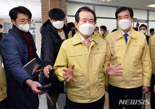 [대구=뉴시스] 이무열 기자 = 정세균 국무총리가 27일 오후 신종 코로나바이러스 감염증(코로나19) 확산을 우려해 중국인 유학생 보호,관리 점검을 위해 경북 경산시 영남대학교 유학생 보호 생활관을 찾아 현장 점검을 하고 있다. 2020.02.27.lmy@newsis.com