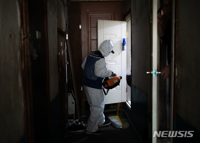 [서울=뉴시스]박미소 기자 = 한국방역협회 봉사단원들이 27일 오후 서울 중구 쪽방촌에서 신종코로나바이러스(코로나19)를 예방하기 위해 방역을 하고 있다. 2020.02.27.&nbsp; photo@newsis.com