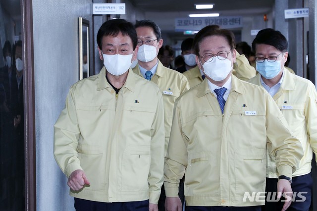 [서울=뉴시스]진영(왼쪽) 행정안전부 장관이 27일 코로나19 지역사회 확산 방지를 위한 대응 상황 등을 점검하기 위해 이재명 경기도지사와 경기도청 재난안전대책본부에 들어서고 있다. (사진=행정안전부 제공) 2020.02.27. photo@newsis.com
