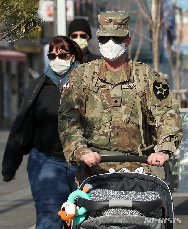 [평택=뉴시스]김선웅 기자 = 주한미군 첫 코로나19 확진자(칠곡 주둔)가 발생한 가운데 27일 오후 경기 평택시 주한 미군기지인 캠프 험프리 인근 로데오거리에 마스크를 쓴 주한미군 장병 가족이 길을 걷고 있다. 2020.02.27. mangusta@newsis.com