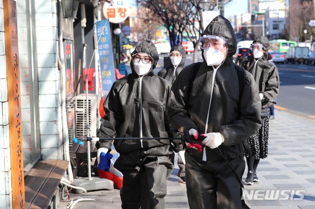 [서울=뉴시스]성동구 직원들이 27일 신종 코로나바이러스 감염증(코로나19) 확산 방지를 위해 서울 왕십리 곱창 골목 일대에서 방역작업을 하고 있다. (사진=성동구 제공) 2020.02.27. photo@newsis.com