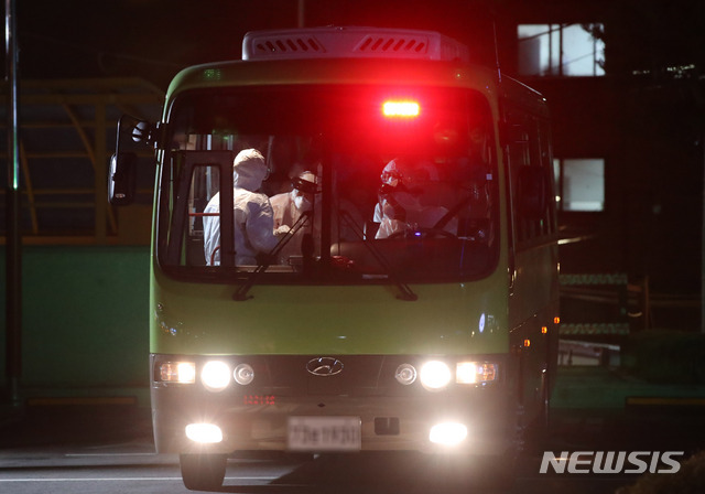 [서울=뉴시스] 고범준 기자 = 경북 청도 대남병원에 입원 중이던 신종 코로나바이러스 감염증(코로나19) 확진자들이 탑승한 버스가 지난달 27일 오후 서울 광진구 국립정신건강센터에 도착하고 있다. 2020.02.27. bjko@newsis.com