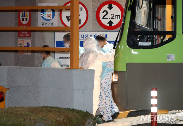 [서울=뉴시스] 고범준 기자 = 경북 청도 대남병원에 입원 중이던 신종 코로나바이러스 감염증(코로나19) 확진자들이 탑승한 버스가 27일 오후 서울 광진구 국립정신건강센터에 도착하고 있다. 2020.02.27.&nbsp; bjko@newsis.com