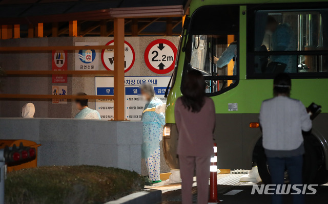 [서울=뉴시스] 고범준 기자 = 경북 청도 대남병원에 입원 중이던 신종 코로나바이러스 감염증(코로나19) 확진자들이 탑승한 버스가 27일 오후 서울 광진구 국립정신건강센터에 도착하고 있다. 2020.02.27. bjko@newsis.com