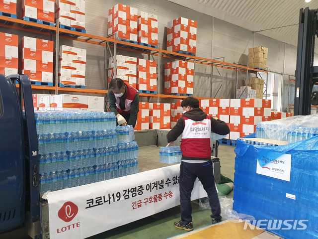 [서울=뉴시스] 조수정 기자 = 희망브리지 전국재해구호협회(회장 송필호)는 코로나19 확산 방지를 위해 27일 부산광역시청, 경상남도 창원시청에 보건용 마스크, 화장지, 생수 등의 구호물품을 지원했다. (사진=희망브리지 제공) 2020.02.27. photo@newsis.com