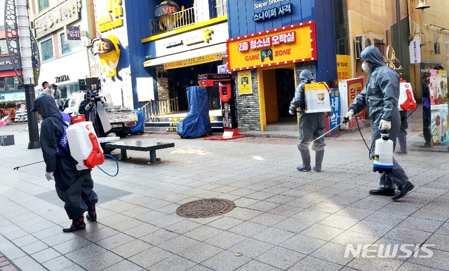 [청주=뉴시스]청주시도심상권활성화추진단 신종 코로나바이러스 감염증(코로나19) 자율공동방역. (사진=청주시 제공) photo@newsis.com