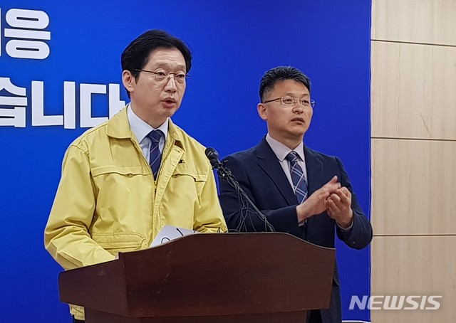 [창원=뉴시스] 홍정명 기자=김경수 경남도지사가 28일 오전 도청 프레스센터에서 '코로나19' 관련 브리핑을 하고 있다.2020.02.28. hjm@newsis.com