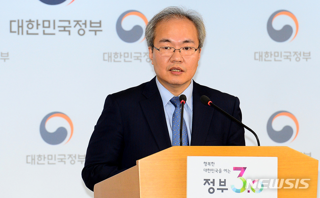 [세종=뉴시스] 권준욱 질병관리본부 중앙방역대책본부 부본부장(국립보건연구원장)이 28일 오후 충북 청주시 오송읍 질병관리본부에서 가진 정례 브리핑에서 발언하고 있다. (사진= 뉴시스 DB) 2020.02.28.&nbsp; 