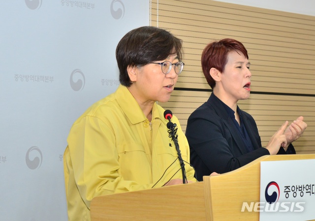 [서울=뉴시스] 정은경 질병관리본부장 겸 중앙방역대책본부장이 26일 충북 오송에서 열린 정례브리핑에서 신종 코로나 바이러스 감염증(코로나19) 관련 현안에 대해 설명하고 있다.(사진=질병관리본부 제공) 2020.02.28. photo@newsis.com 
