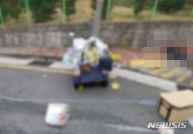 [부산=뉴시스] 28일 오전 9시 55분께 부산 해운대구의 한 병원 앞 내리막 도로를 내려오던 야쿠르트 배달용 전동카트가 인도를 들이받는 사고가 발생, 50대 여성 배달원이 숨졌다. (사진=부산경찰청 제공)