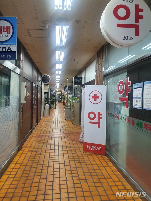 [서울=뉴시스] 광화문 오피스 상권 지하 상가의 모습. 재택근무를 하는 기업들이 생겨나면서 손님이 끊기자 지하상가 복도 양옆 가게가 모두 문을 닫았다. 약국도 함께 휴업 중이다. 