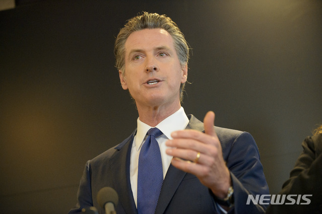 [새크라멘토=AP/뉴시스]27일(현지시간) 미국 캘리포니아주 새크라멘토에서 신종 코로나 바이러스(코로나19)와 관련해 개빈 뉴섬 캘리포니아 주지사가 기자회견 중인 모습. 캘리포니아에서는 감염 경로가 불분명한 코로나19 환자가 미국 최초로 발생했다. 2020.02.28.