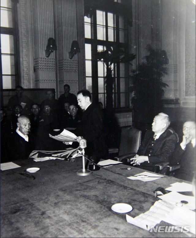 [서울=뉴시스] 1946년 2월 14일 2월 14일 오전 미군정청 제1회의실에서 개최된 ‘대한국민대표민주의원’ 성립식에서 김규식(金奎植) 부의장이 ‘하지 중장에게 보내는 선언문’을 낭독하고 있다. 왼쪽은 3·1운동 33인 대표였던 권동진(權東鎭)이고, 오른쪽에 이승만(李承晩) 의장과 김구(金九) 부의장이 앉아 있다. (사진=미국 국립문서기록청) 2020.03.01. photo@newsis.com (* 위 사진은 재배포, 재판매, DB 및 활용을 금지합니다.)