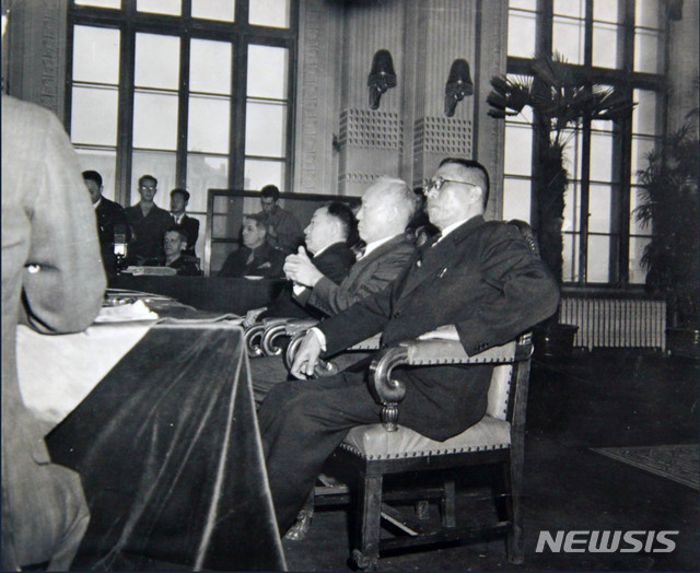 [서울=뉴시스] 1946년 2월 14일 2월 14일 오전 미군정청 제1회의실에서 개최된 ‘대한국민대표민주의원’ 성립식에서 회의석 앞쪽에 김구(金九) 부의장, 이승만(李承晩) 의장, 김규식(金奎植) 부의장이 나란히 앉아 있고, 방청석에 러취 (Archer L. Lerch)군정장관과 주한 미군 사령관 존 R. 하지 중장이 앉아 있다. (사진=미국 국립문서기록청) 2020.03.01. photo@newsis.com (* 위 사진은 재배포, 재판매, DB 및 활용을 금지합니다)