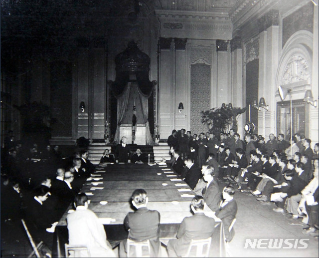 [서울=뉴시스] 1946년 2월 14일 오전 미군정청 제1회의실에서 개최된 ‘대한국민대표민주의원’ 성립식에서 이승만(李承晩) 의장이 연설하고 있다. 왼쪽에 김규식(金奎植) 부의장, 오른쪽에 김구(金九) 부의장이 앉아 있다. 대표의원 28명 중 23명이 출석했고, 여운형(呂運亨), 김창숙(金昌淑), 조소앙(趙素昻) 등 5명은 결석했다. (사진=미국 국립문서기록청) 2020.03.01. photo@newsis.com(* 위 사진은 재배포, 재판매, DB 및 활용을 금지합니다.)