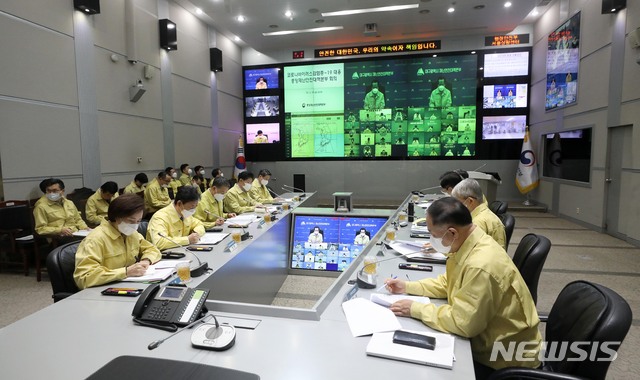 [서울=뉴시스]김선웅 기자 = 28일 오전 서울 종로구 정부서울청사에서 신종 코로나바이러스 감염증(코로나19) 대책 회의가 대구(정세균 총리 주재)-서울 간 화상으로 진행되고 있다. 2020.02.28.&nbsp; mangusta@newsis.com