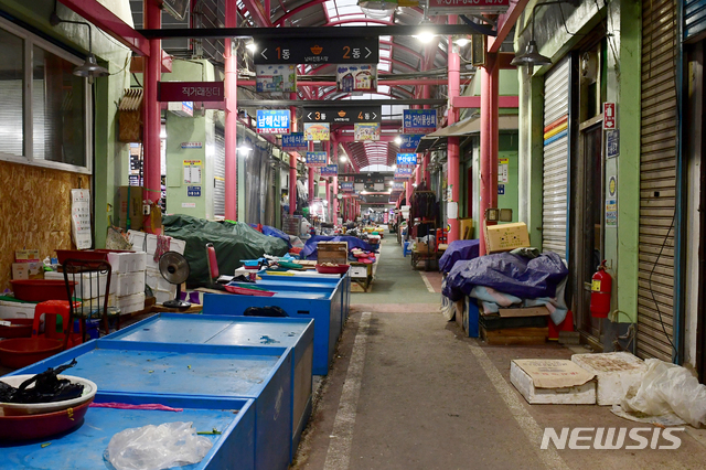 [남해=뉴시스]차용현 기자 = 28일 오전 경남 남해군의 유일한 상설시장인 남해전통시장이 코로나19 여파로 손님의 발길이 끊기면서 썰렁한 모습을 보이고 있다. 2020.02.28. con@newsis.com