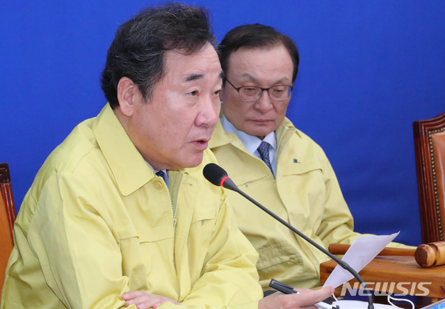 [서울=뉴시스] 장세영 기자 = 이낙연(왼쪽) 더불어민주당 공동상임선대위원장이 28일 서울 여의도 국회에서 열린 더불어민주당 제2차 선거대책위원회 회의에 참석해 현안 관련 발언을 하고 있다. 2020.02.28. photothink@newsis.com