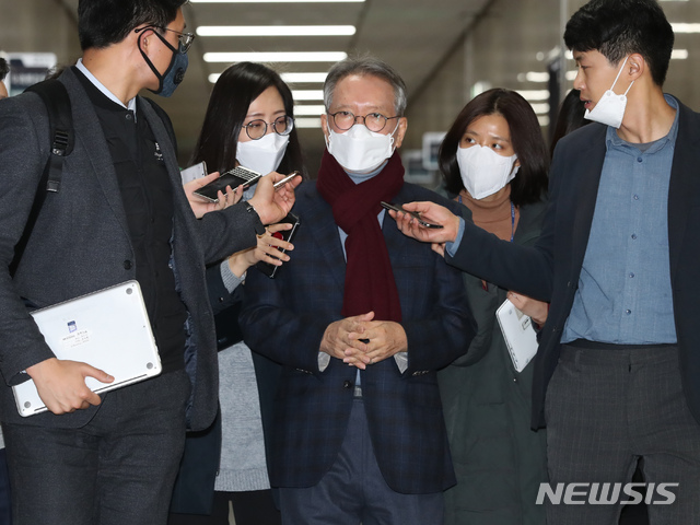 [서울=뉴시스] 고승민 기자 = 김형오 미래통합당 공천관리위원장이 28일 서울 여의도 국회에서 열린 공천관리위원회에 참석하고 있다. 2020.02.28.kkssmm99@newsis.com