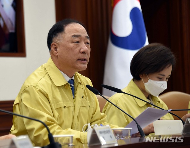 [서울=뉴시스]홍남기 부총리 겸 기획재정부 장관이 28일 서울 종로구 정부서울청사에서 열린 '제9차 코로나19 대응 경제관계장관회의 겸 제6차 경제활력대책회의'를 주재, 발언하고 있다. (사진=기획재정부 제공) 2020.02.28.&nbsp; photo@newsis.com
