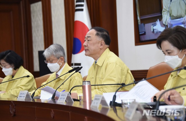 [서울=뉴시스]홍남기 부총리 겸 기획재정부 장관이 28일 서울 종로구 정부서울청사에서 열린 '제9차 코로나19 대응 경제관계장관회의 겸 제6차 경제활력대책회의'를 주재, 발언하고 있다. (사진=기획재정부 제공) 2020.02.28. photo@newsis.com