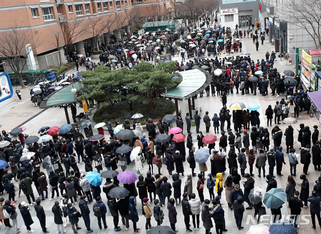[서울=뉴시스]28일 서울 양천구 목동 행복한백화점에서 시민들이 마스크를 구매하기 위해 길게 줄지어 서 있다. (사진=독자 문창재 씨 제공) 2020.02.28.&nbsp; photo@newsis.com 