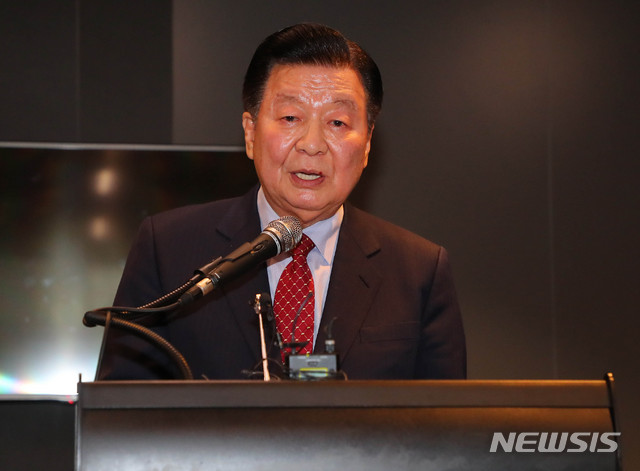 [서울=뉴시스] 장세영 기자 = 이근식 열린민주당 창당준비위원장이 28일 서울 여의도 글래드호텔에서 기자회견을 열고 비례신당 열린민주당 창당선언과 함께 총선 불출마선언을 하고 있다. 2020.02.28. photothink@newsis.com