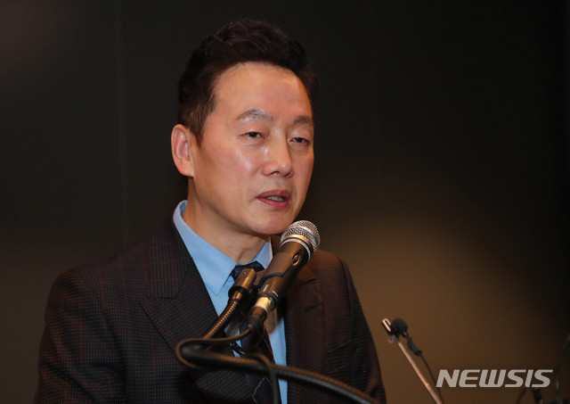 [서울=뉴시스] 장세영 기자 = 정봉주 전 의원이 28일 서울 여의도 글래드호텔에서 기자회견을 열고 비례신당 열린민주당 창당선언과 함께 총선 불출마선언을 하고 있다. 2020.02.28.&nbsp; photothink@newsis.com