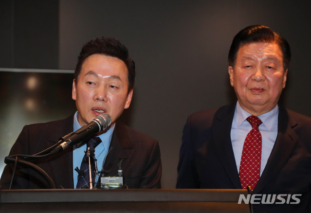 [서울=뉴시스] 장세영 기자 = 정봉주 전 의원이 28일 서울 여의도 글래드호텔에서 열린 비례신당 열린민주당 창당선언 기자회견에 취재진 질문에 답하고 있다. 2020.02.28. photothink@newsis.com